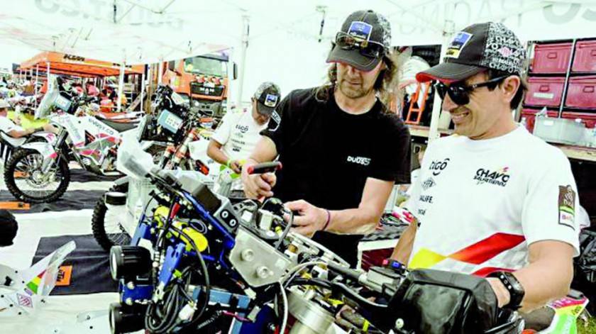 Juan Carlos “Chavo” Salvatierra da algunos retoques a su motocicleta.