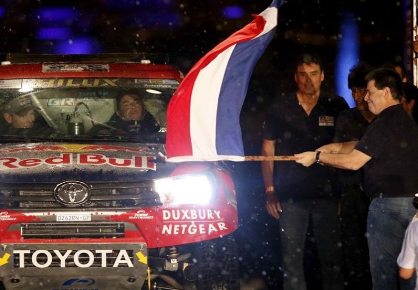 El presidente paraguayo, Horacio Cartes (d), da el banderazo al piloto sudafricano Giniel De Villiers.