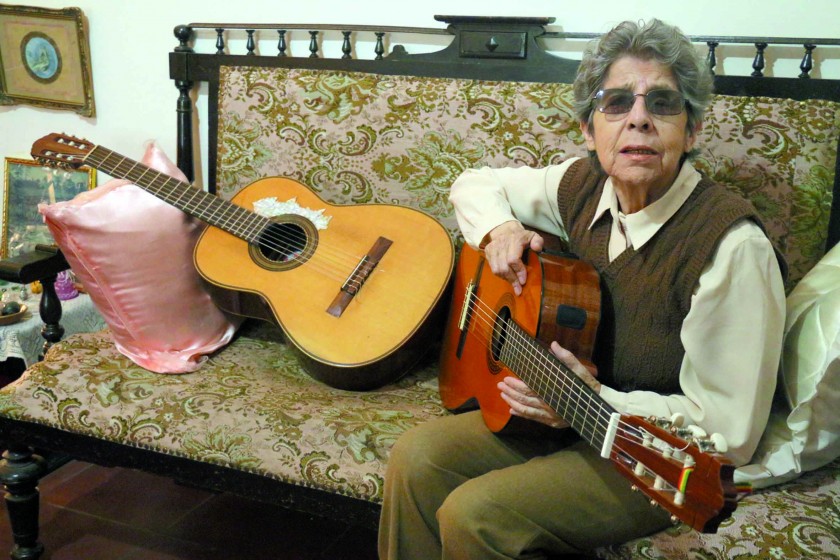 PASIÓN. Matilde Casazola con sus guitarras, Luna y Estrella, esta última acompañándole desde hace unos 40 años.