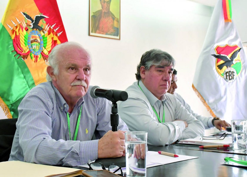 El presidente de la Liga, Marco Peredo (i), asumió ayer de manera interina la cabeza de la Federación Boliviana de Fútbo