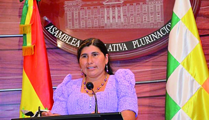 LEGISLATURA. La senadora chuquisaqueña Nélida Sifuentes durante una conferencia de prensa en la Asamblea Legislativa.