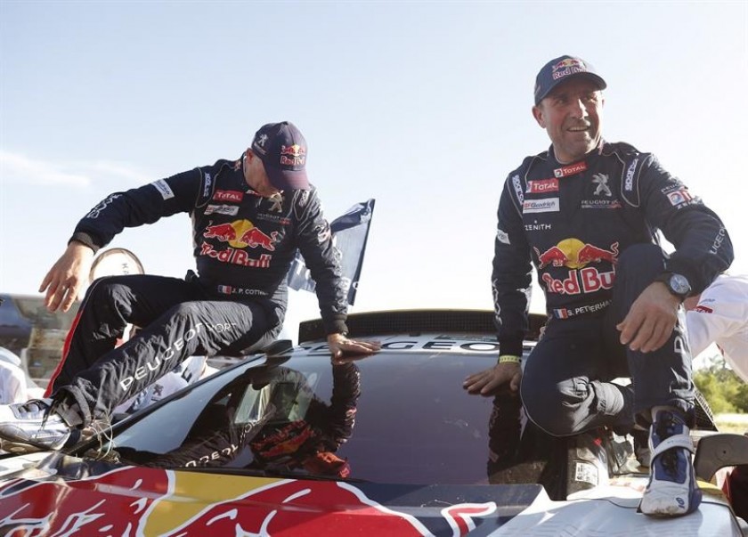 El piloto francés Stéphane Peterhansel (d), y su copiloto Jean Paul Cottret (i), celebran su victoria. Foto EFE