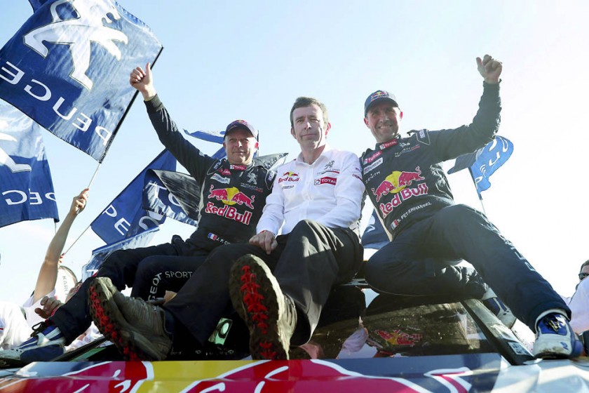 Stéphane Peterhansel (d) junto con su navegante Jean Paul Cotrett y el director deportivo de Peugeot, Bruno Famin...