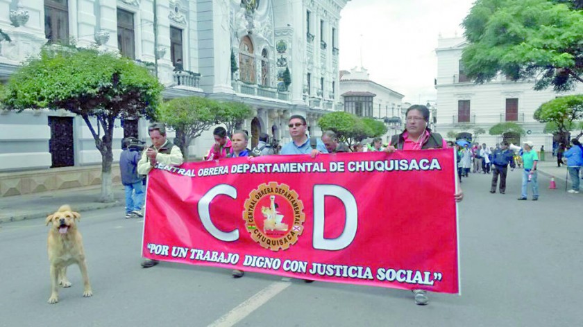 PROTESTA. Un grupo de trabajadores de la COD protesta en Sucre contra la política del Gobierno en la Caja y el último...