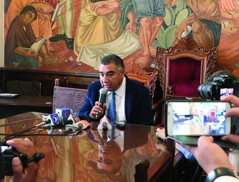 EXPLICACIÓN. El rector Eduardo Rivero, en conferencia de prensa, dio detalles de la crisis en la "U"
