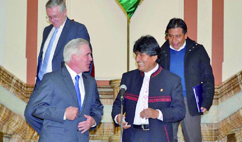 SALUDO. El encargado de negocios de EEUU en Bolivia, Peter Brennan, y el presidente Evo Morales en uno de sus...