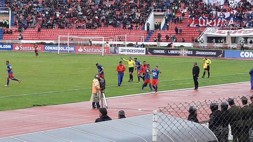 El festejo de Alexis Bravo luego del penal que anotó y le dio la victoria parcial a la U. FOTO: CORREO DEL SUR