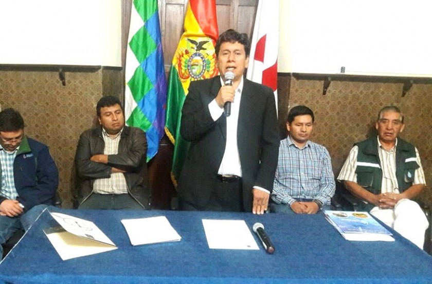 Freddy Ticona (d) durante el acto de posesión junto miembros del directorio de Elapas. Foto: Gentileza