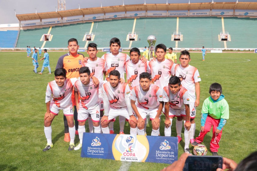 Chuquisaca obtuvo el segundo lugar en varones; abajo, un pasaje del partido femenino frente a Oruro.