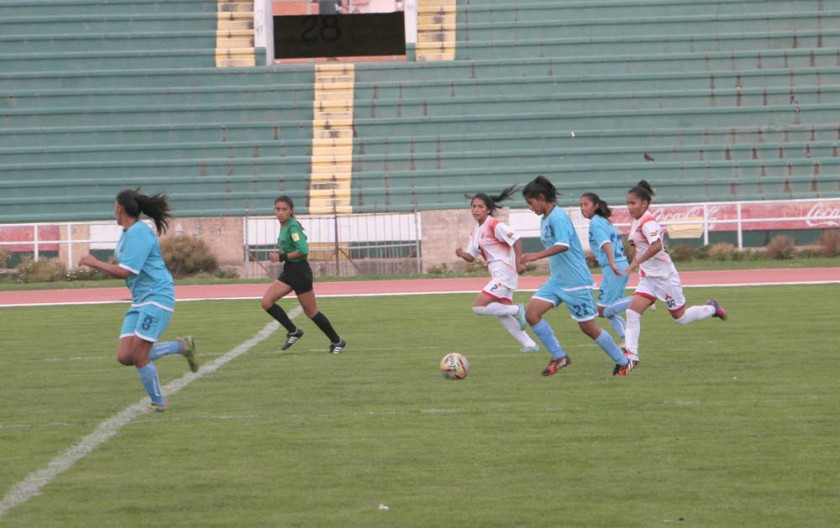 Chuquisaca obtuvo el segundo lugar en varones; abajo, un pasaje del partido femenino frente a Oruro.