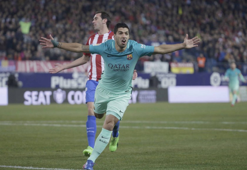 El uruguayo Luis Suárez festeja el primer gol del Barcelona ayer, sobre el Atlético de Madrid.