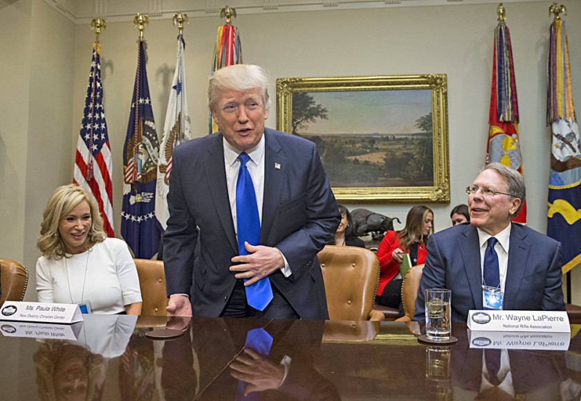 DECISIONES. El presidente estadounidense, Donald Trump, durante una reunión con representantes de organismos afines...