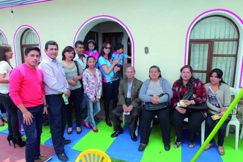 Verónica Valda junto con su familia.