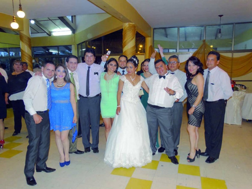 Los novios junto con los amigos.