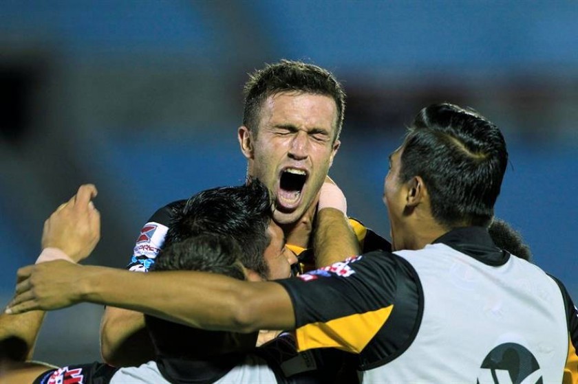 Alonso celebra con sus compañeros el segundo tanto de The Strongest. Foto: EFE