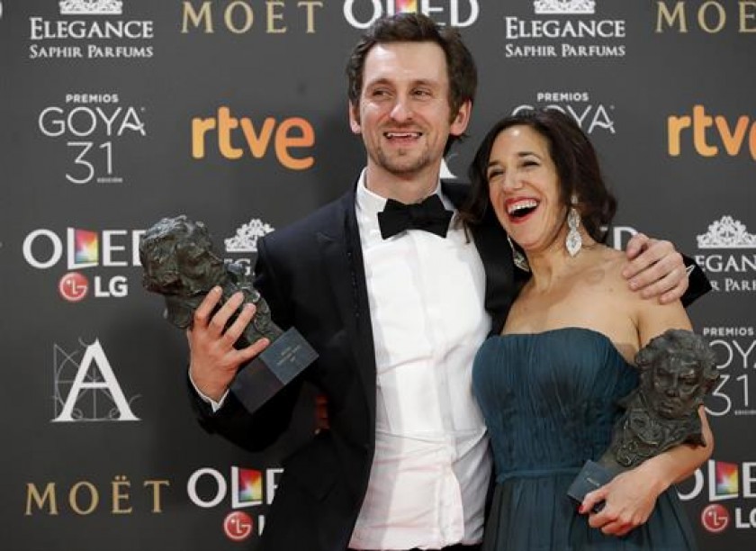El actor y realizador Raúl Arévalo y la productora Beatriz Bodegas, ganadores a Mejor Película. FOTO: EFE