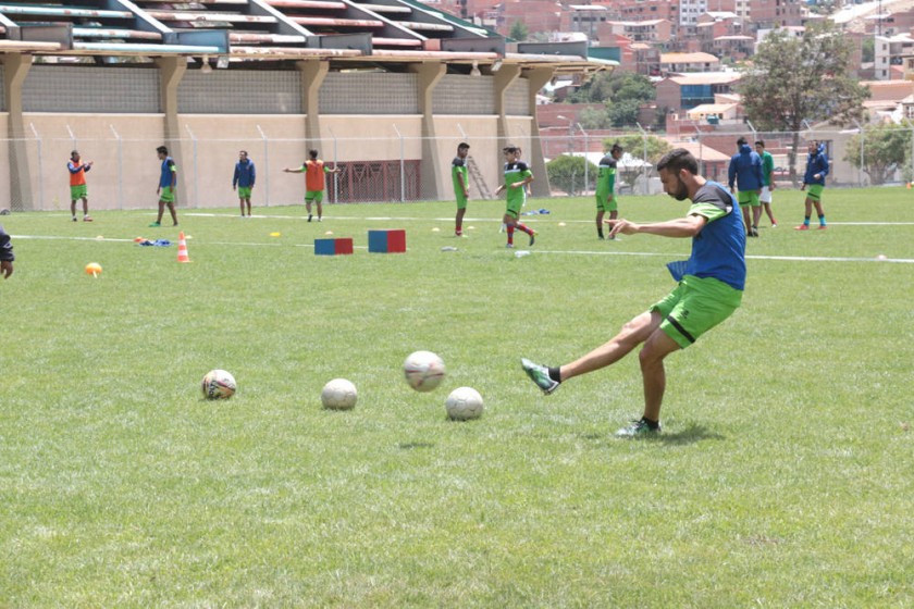 El plantel estudiantil entrenó ayer en la cancha auxiliar del estadio Patria, en el que hizo un trabajo de definición.