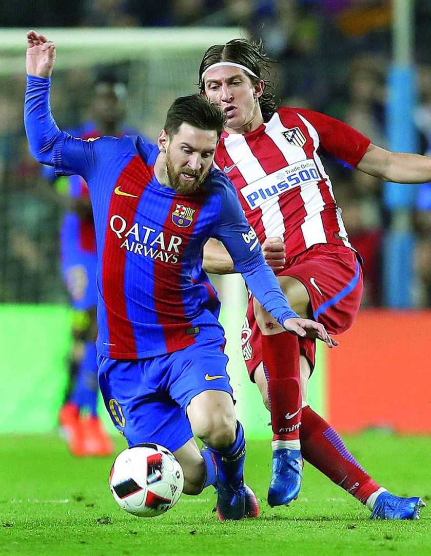 El argentino Lionel Messi del Barcelona domina el balón ante la presión del brasileño Filipe Luis del Atlético.