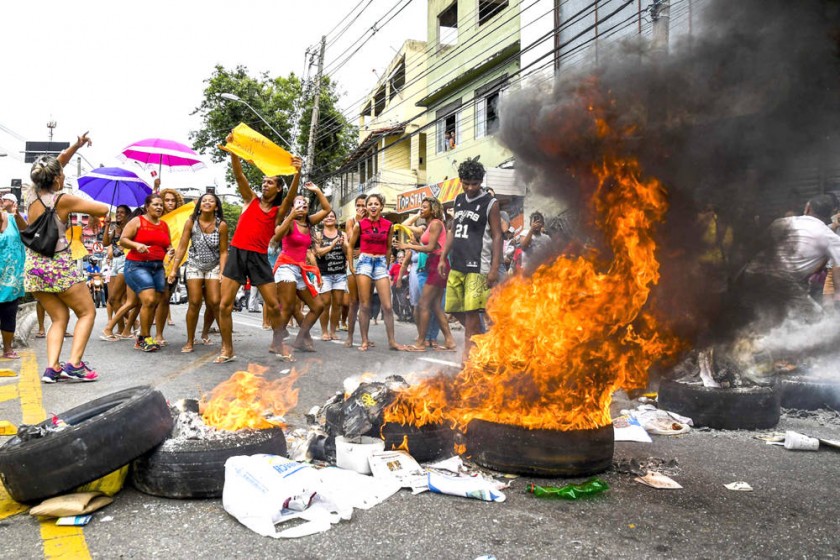 TENSIÓN. Un grupo de manifestantes queman llantas durante una protesta violenta en contra de la huelga policial en...