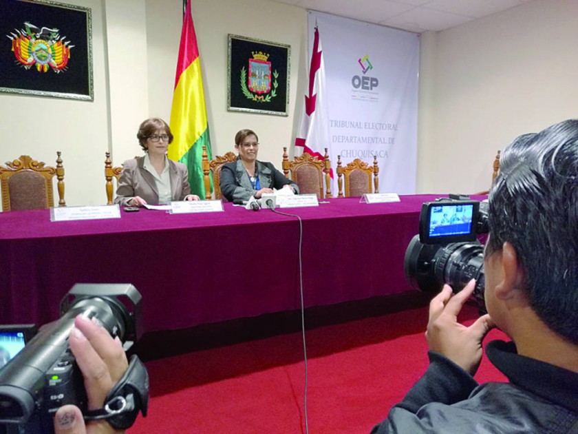 CONVOCATORIA. La presidenta del TED, Olga Mary Martínez (d), acompañada de Martha Noya, del centro Juana Azurduy...