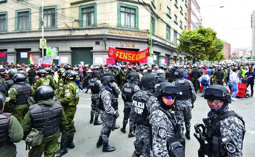 AMPLIADO. Médicos y trabajadores dependientes de la Caja Nacional de Salud resolvieron suspender todas sus medidas de...