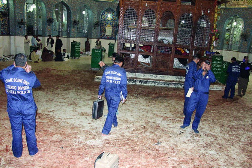 ATENTADO. El suicida hizo explotar las bombas que portaba en el interior del templo Lal Shahbaz Qalandar en la zona de..