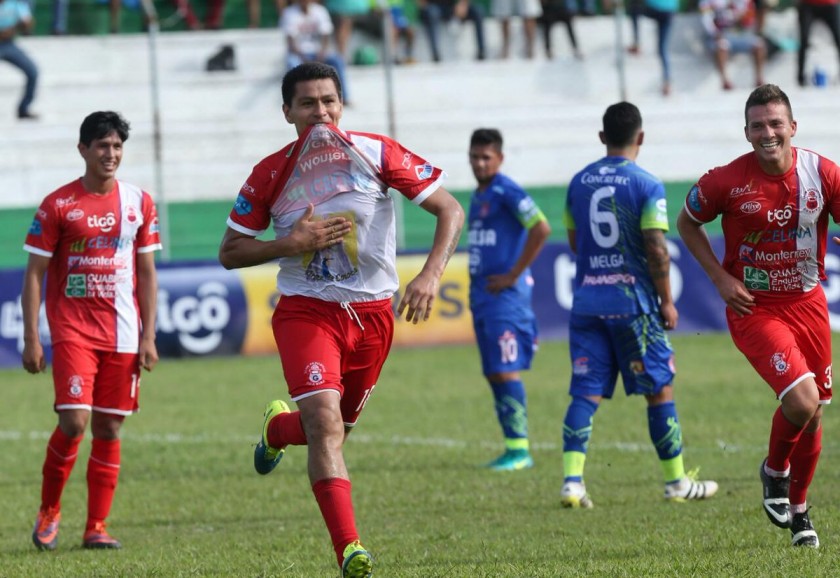 Guabirá celebró su victoria en el partido frente a Universitario que terminó goleado. FOTO: El Deber
