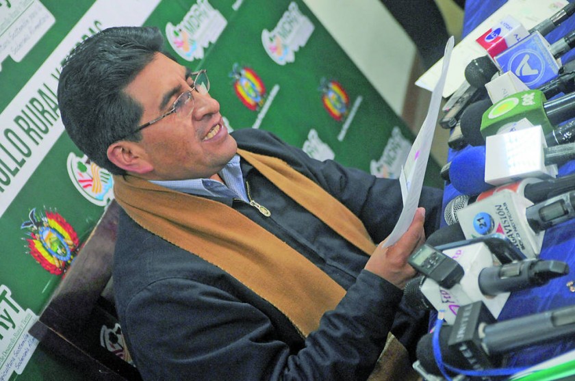 RESPONSABLE. El ministro de Desarrollo Rural y Tierras, César Cocarico, se encarga del problema con los productores de..