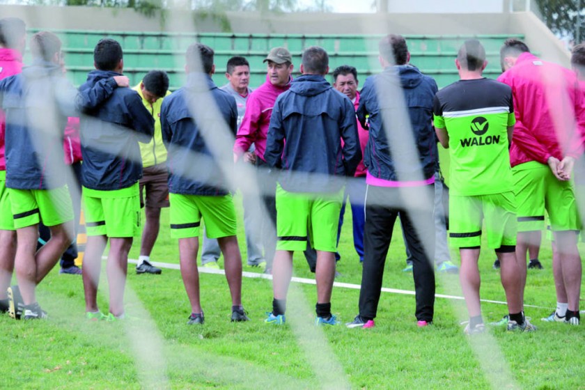 El entrenador Javier Vega dio una charla e hizo autocrítica junto con los jugadores, antes de retomar las prácticas.