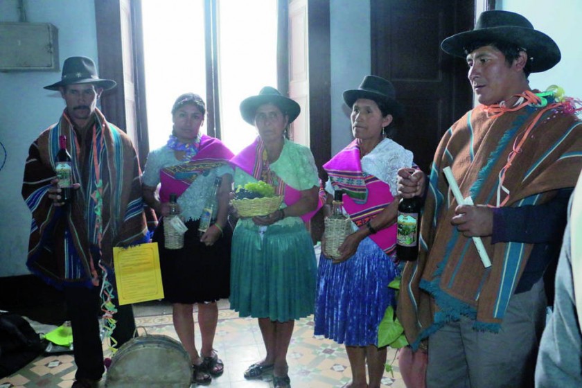 PROMOCIÓN. Habitantes de la comunidad de Uruchini muestran en Sucre los productos que elaboran en base a la uva.