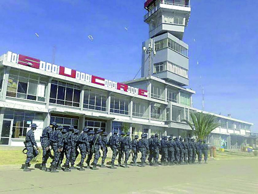 lajastambo. El aeropuerto militar y presidencial Juana Azurduy de Padilla forma a militares de la rama de la aviación.