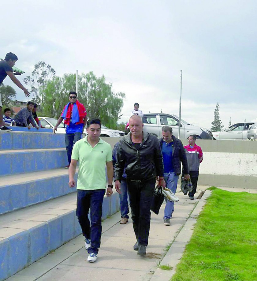El entrenador argentino (d) arribó a la Capital el pasado lunes y comenzó a trabajar con el plantel estudiantil.