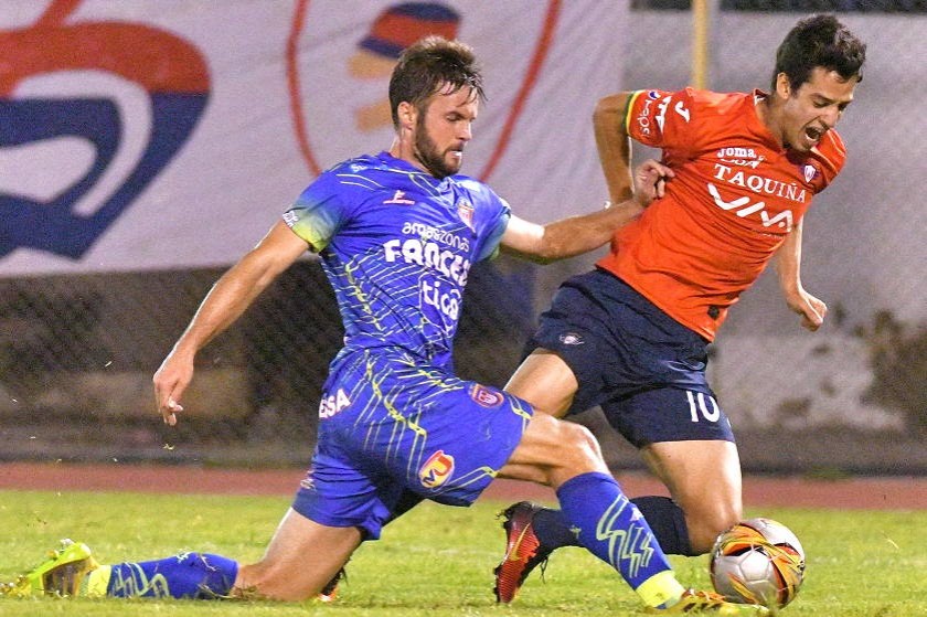Silvestre (i), que anotó el gol, lucha por despejar el esférico frente a su rival aviador. Foto: APG