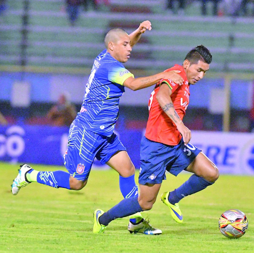 El capitalino Gerson García intenta frenar al aviador Rudy Cardozo
