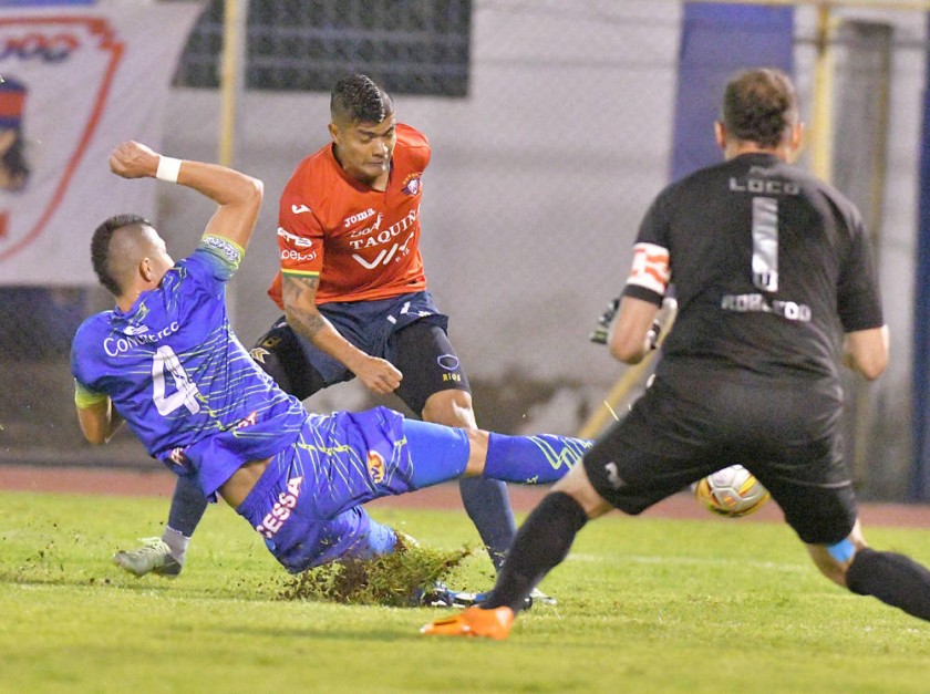 Juan Pablo Rioja se barre para quitarle el balón  a Gabriel Ríos.