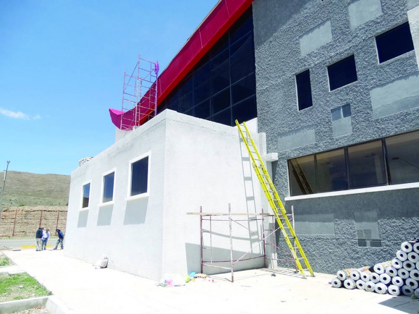 OBRAS. Una imagen reciente del trabajo que desarrolla la empresa Synergy en la cubierta del aeropuerto internacional...