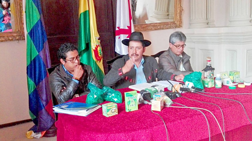 POSICIÓN. El gobernador Esteban Urquizu explica el inicio de la segunda fase del debate sobre el pacto fiscal.