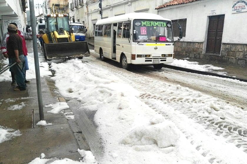 Otra vez el granizo obstruyó las bocas de tormenta en las calles del centro de Sucre. Foto: CORREO DEL SUR