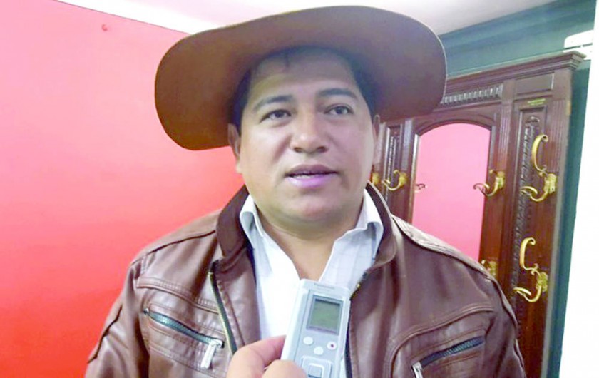 REVUELO. El diputado del MAS y representante del Chaco, Basilio Velásquez, concedió una entrevista a la radio...