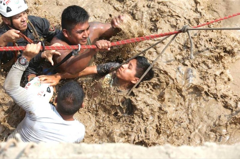Personal de la Policía nacional del Perú rescata hoy, viernes a personas atrapadas por las inundaciones. EFE