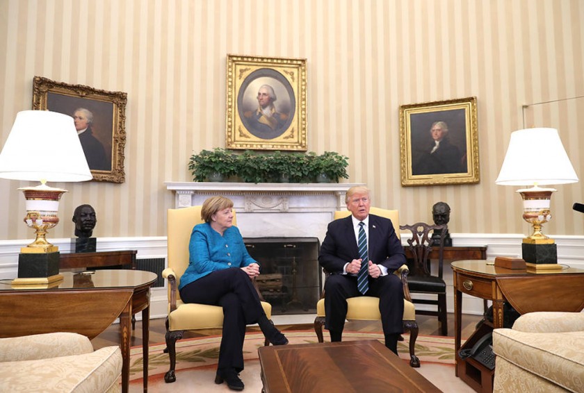 TENSIONES. La canciller alemana, Angela Merkel, junto al presidente estadounidense Donald Trump en la Casa Blanca, ayer.