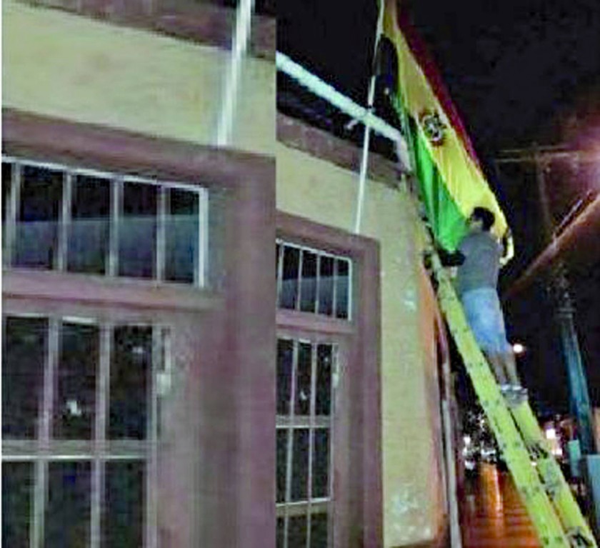 ARBITRARIO. La bandera boliviana fue retirada de una propiedad que Bolivia alegó como suya y sede de su consulado en...