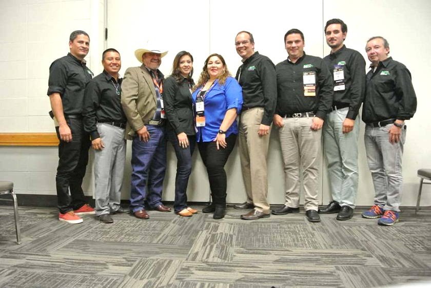 Pamela Berrios (al medio de azul) junto con los miembros de National Hispanic Landscape Alliance: Foto: La Opinión