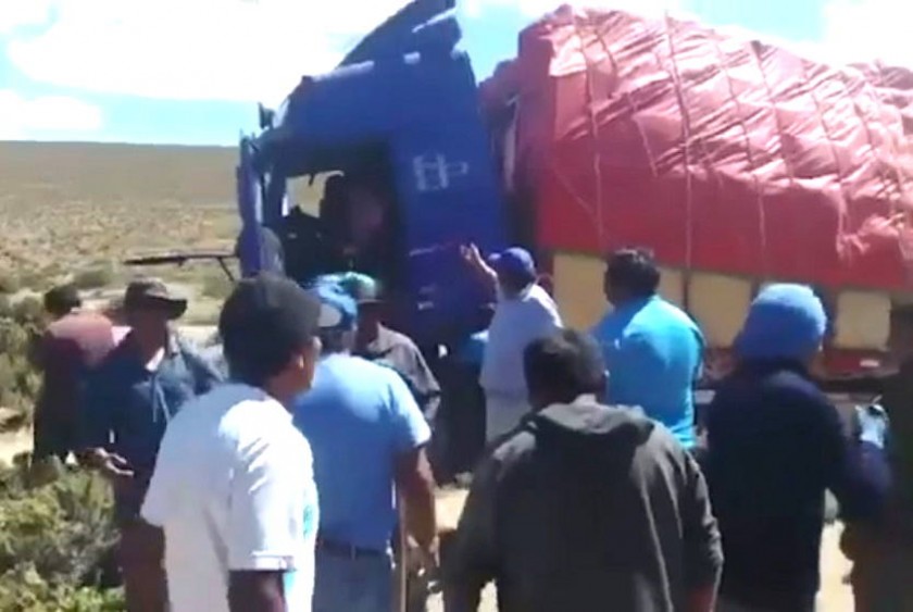 Este sería uno de los camiones recuperados por los contrabandistas chilenos y bolivianos. Foto: Captura de video