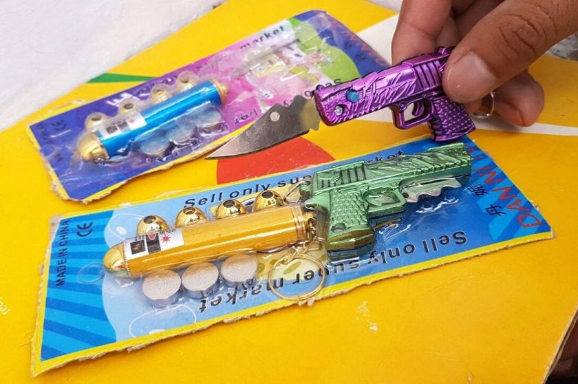 Estos son algunos "juguetes" chinos que se venden cerca de las escuelas y colegios. Foto: CORREO DEL SUR