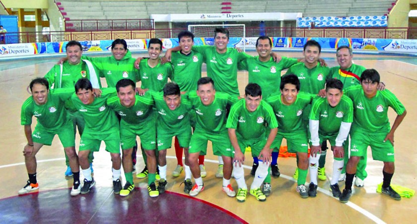Los 14 jugadores elegidos para la Copa América, junto con el cuerpo técnico de la Selección Nacional de fútbol de salón.