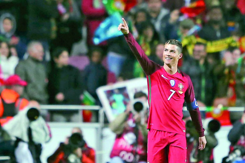 Cristiano Ronaldo anotó dos goles para su selección en el triunfo sobre Hungría, por las eliminatorias europeas.