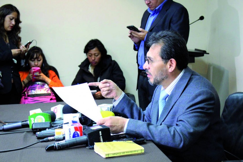 ALERTA. El viceministro de Transparencia, Gonzalo Trigoso, comunica a los periodistas los efectos del fallo del TCP ...