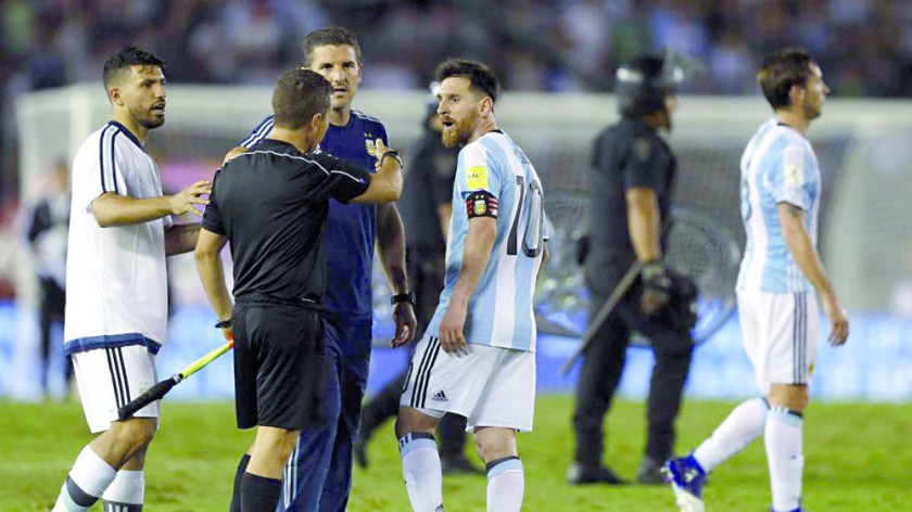 El capitán de la Selección Argentina fue sancionado por haber insultado a un asistente de línea en el partido frente...