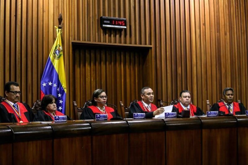 El presidente del Tribunal Supremo de Justicia de Venezuela, Maikel Moreno (3-d), junto a sus magistrados. EFE